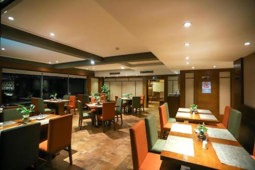Starway Hotel Xi'an Northwest University Bianjia Village tesisinde bir restoran veya yemek mekanı