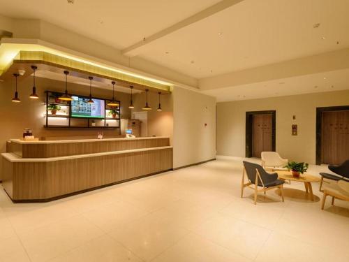 Lobbyn eller receptionsområdet på Hanting Hotel Zhengzhou Erqi Dehua Pedestrian Street