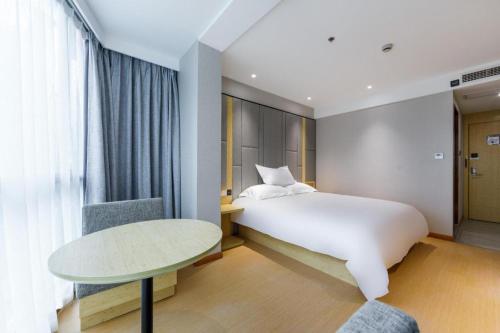 Ein Bett oder Betten in einem Zimmer der Unterkunft Hi Inn Shanghai Hongqiao Panyu Road