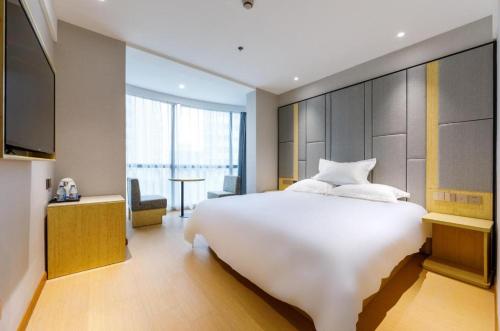 Hi Inn Shanghai Hongqiao Panyu Road tesisinde bir odada yatak veya yataklar