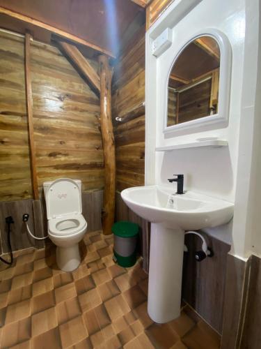 Ein Badezimmer in der Unterkunft Surf Beach Hotel