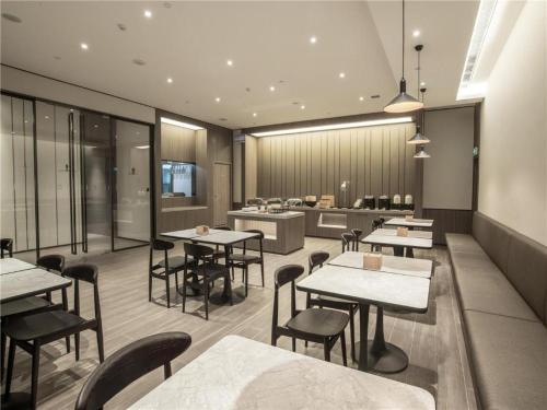 Un restaurant u otro lugar para comer en Hanting HotelXi'an Xixian New District Qinhan New Town