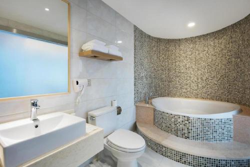 Ванная комната в Hanting Premium Hotel Hangzhou Jiubao Passenger Transport Center
