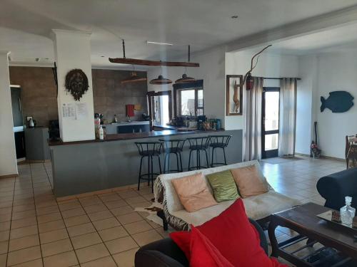 a living room with a couch and a kitchen at Lagoon Ndziva, Bilene in Vila Praia Do Bilene