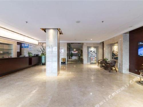 The lobby or reception area at Borrman Hotel Jinan Yijia Exhibition Center Laotun Metro Station