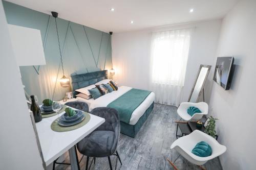 1 dormitorio con 1 cama, mesa y sillas en Apartments Blue Ivy, en Zadar