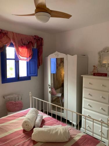 Dormitorio infantil con cuna y tocador en Casa Meraki, en Bédar