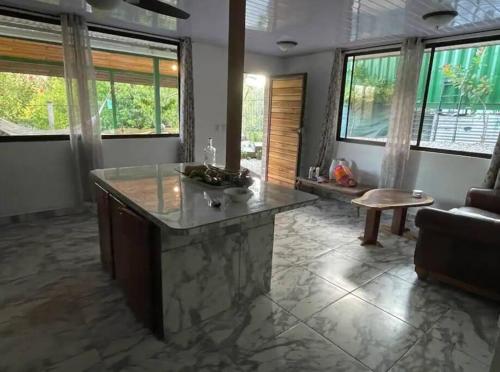 una cocina con una gran isla en la sala de estar en 5 Private yard, adorable LARGE condo, beautiful pool!, en Carrillo