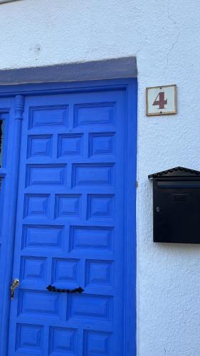une porte bleue sur le côté du bâtiment dans l'établissement Casa Meraki, à Bédar