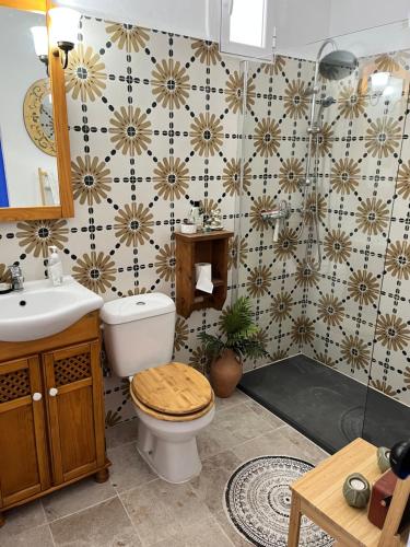 La salle de bains est pourvue de toilettes et d'un lavabo. dans l'établissement Casa Meraki, à Bédar