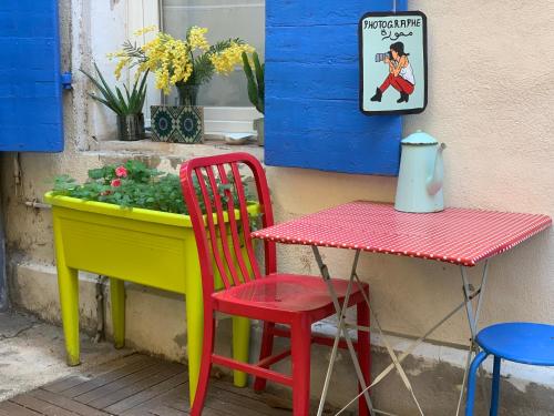 a table and two chairs and a table and a table and a plant at Jolie studette avec Patio style Cabanon in Marseille