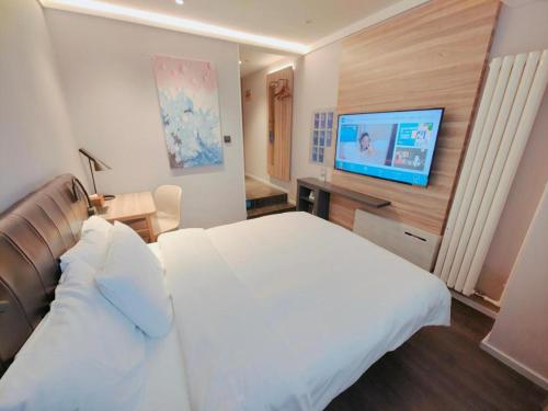 Un pat sau paturi într-o cameră la Hanting Premium Hotel Beijing Huayuanqiao