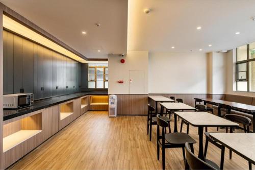Ett kök eller pentry på Hanting Hotel Guangzhou Raiwlay Station