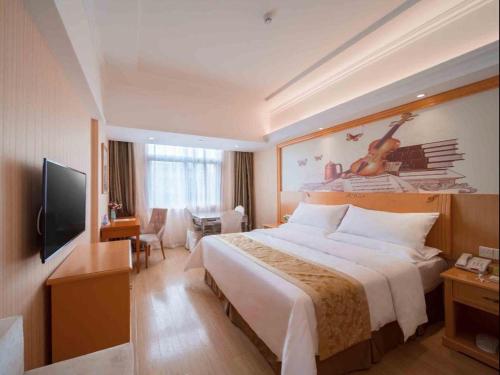 Krevet ili kreveti u jedinici u okviru objekta Vienna Hotel Jiangxi Shangrao Yiyang Railway Station Fangzhimin Avenue