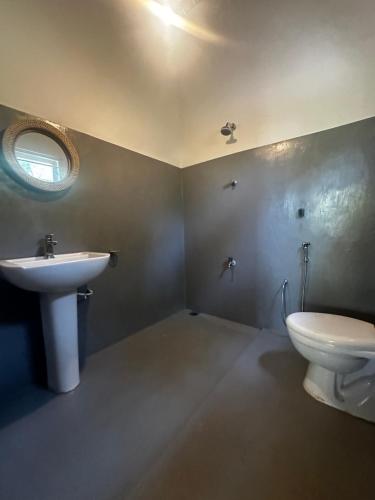 bagno con lavandino e servizi igienici di Varan Mawella Beach Guest House a Tangalle