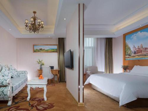 A bed or beds in a room at Vienna Hotel Tianjin Wuqing Dahua Headquarter