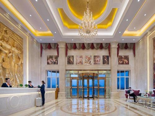 The lobby or reception area at Vienna Hotel Tianjin Wuqing Dahua Headquarter