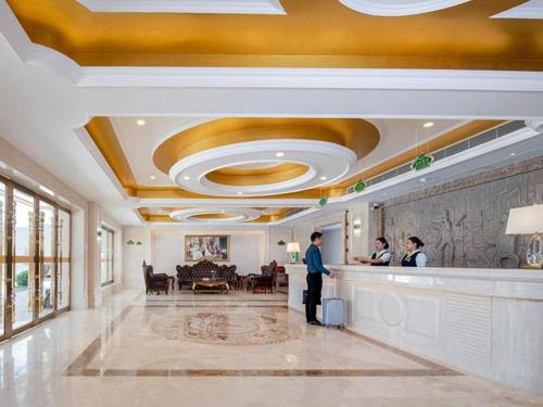 Лобі або стійка реєстрації в Vienna Hotel Shenzhen Pingshan Longtian Town