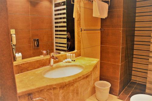 a bathroom with a sink and a shower at فندق تحسين العزيزية-Tahseen Azizia Hotel in Mecca