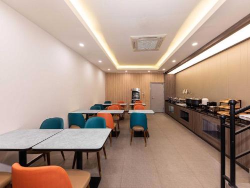 Um restaurante ou outro lugar para comer em Hanting Hotel Zhengzhou Huanghe Road Metro Station
