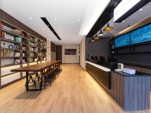 Ett kök eller pentry på Hanting Hotel Zhengzhou Huanghe Road Metro Station
