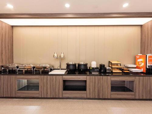 A restaurant or other place to eat at Hanting Hotel Zhengzhou Huanghe Road Metro Station