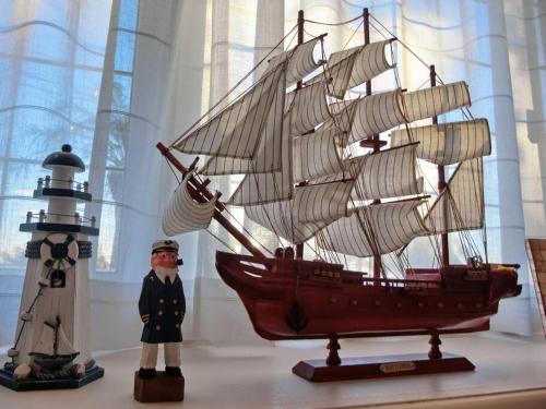 a model of a boat and a lighthouse on a shelf at 東海岸の美しい海が見える!ラグジュアリーな大豪邸！ in Uruma