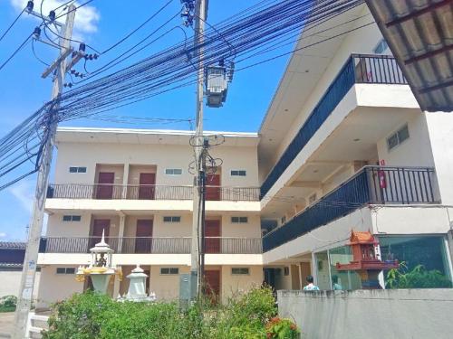 - un bâtiment avec des balcons sur le côté dans l'établissement RoomQuest Chiang Mai Tha Sala, à Chiang Mai