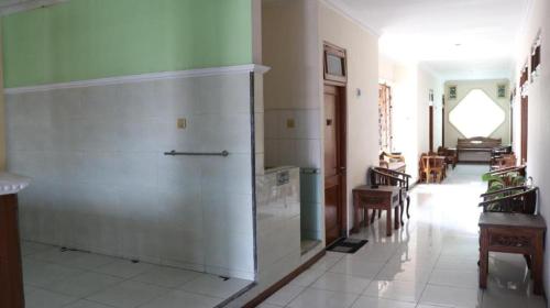 een hal met een keuken en een woonkamer bij Amarta Malioboro By Daphna International in Yogyakarta