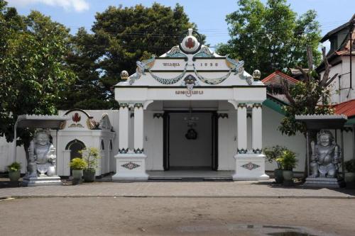 een witte tempel met beelden ervoor bij Amarta Malioboro By Daphna International in Yogyakarta
