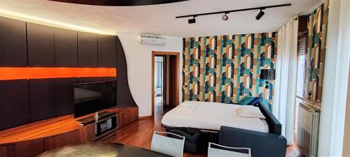 um quarto de hotel com uma cama e uma televisão em La Casa di Edo em Verona
