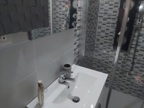 馬洛塔的住宿－piccolo chalet，浴室设有白色水槽和镜子