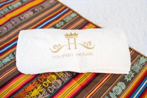 奧塔瓦洛的住宿－Tourist house 1，白色餐巾纸,坐在彩色领带顶部