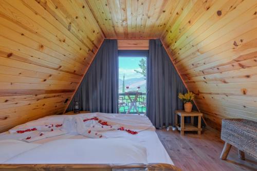 Un pat sau paturi într-o cameră la Liva Bungalov