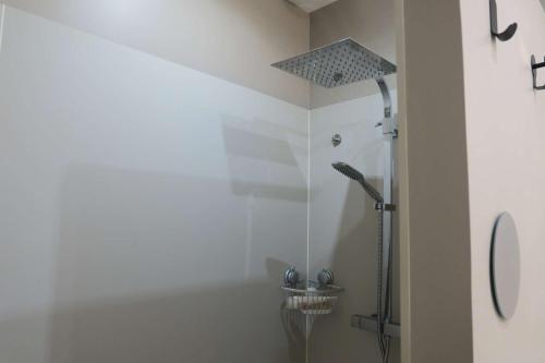 a bathroom with a shower with a shower head at Maison de charme à 600m de la mer avec WIFI à PLEUMEUR - BODOU REF-648 in Pleumeur-Bodou