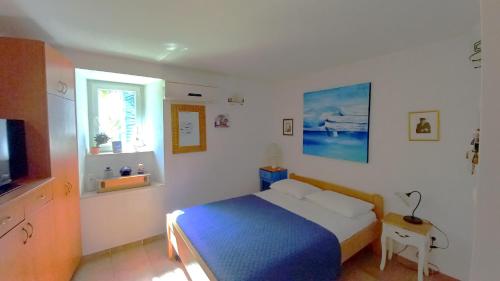 1 dormitorio con 1 cama y TV en Apartments Donda, en Split