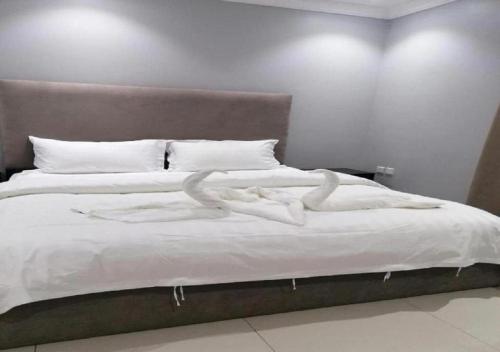 a bed with two white towels on it at دار ياقوت للشقق المفروشة in Obhor