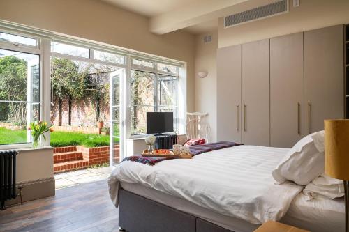 um quarto com uma cama grande e uma janela em Grange Cottage em Bursledon