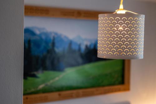 una lámpara colgada de una pared junto a una foto en Pokoje na Równi Zakopane, en Zakopane