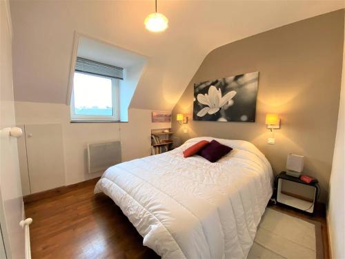 Postel nebo postele na pokoji v ubytování Appartement VUE MER au centre de TREGASTEL, à 600m de la plage - Réf 708