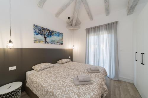 a bedroom with a bed with two towels on it at Casa Flavia in Vižinada