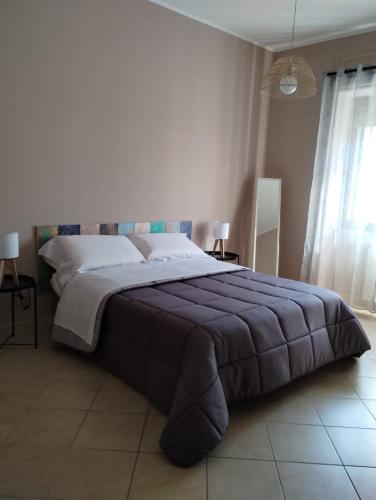 Un dormitorio con una cama grande con una manta azul. en Il Sole Dentro Holiday Home, en Pellezzano