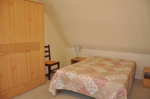 Una cama o camas en una habitación de Appartement avec terrasse VUE SUR MER plage du Coz-Pors à TREGASTEL - Réf 726