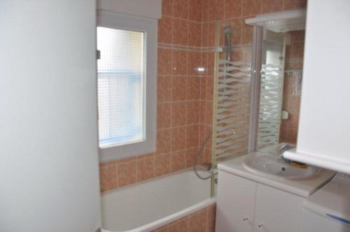 Un baño de Appartement avec terrasse VUE SUR MER plage du Coz-Pors à TREGASTEL - Réf 726