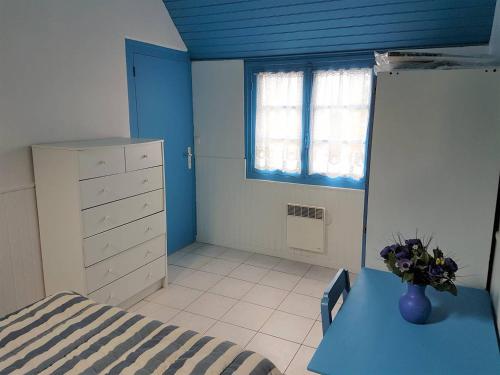 een slaapkamer met een bed en een blauw plafond bij Petite maison de plain-pied à 150m de la mer à TREGASTEL - Réf 78 in Trégastel