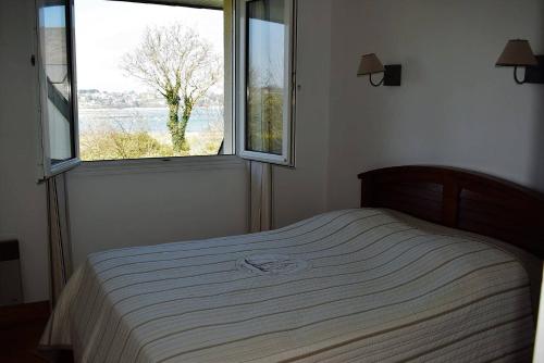 Katil atau katil-katil dalam bilik di Maison VUE SUR MER avec jardin clos à PERROS-GUIREC - Réf 842