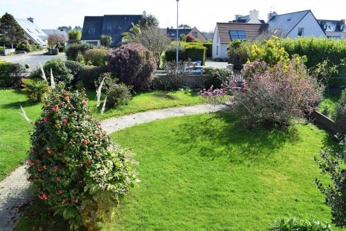 Taman di luar Maison VUE SUR MER avec jardin clos à PERROS-GUIREC - Réf 842