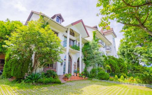 Ein Garten an der Unterkunft Europe Villa