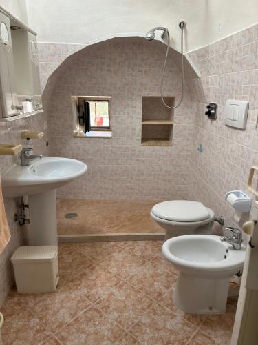 Ванна кімната в Trullo Licchio Cisternino Ostuni Valle d’Itria