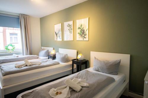 Dos camas en una habitación con toallas. en Wohnung für 5 Gäste große Küche Messe- und Citynah, en Hannover